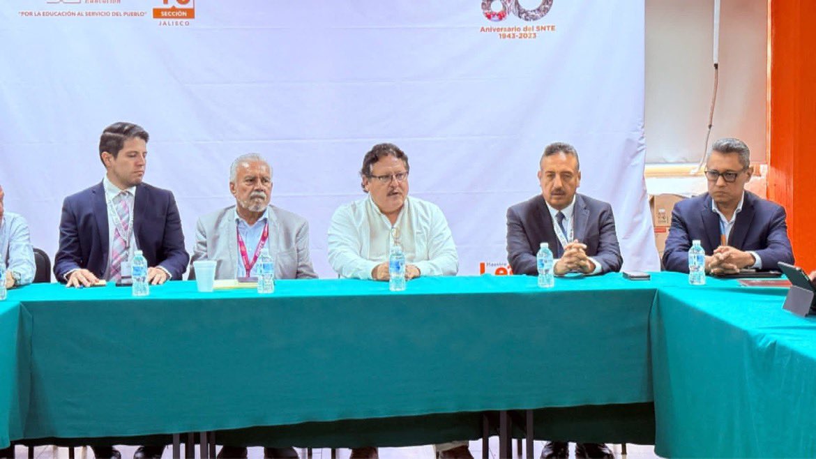 MtroLeonelSnte's tweet photo. El 8  de julio iniciamos las mesas de trabajo con los Subdelegados del ISSSTE JALISCO, actividades que continuamos el 6 de agosto del año en curso. 

Está primera mesa está dedicada a  las demandas de municipios y regiones que atiende la Clínica 3 (Tonalá, Tlaquepaque, Ciénega y Altos Sur). 🏥

Felicito el posicionamiento de mis compañeros del Colegidos de Seguridad Social y Coordinadores(a) de Región.  🤝

¡¡¡Exigimos a nombre de todas y todos los trabajadores de la educación  quienes puntualmente cada quincena aportamos al ISSSTE, recibamos también puntualmente la atención médica y medicinas!!! 👩🏻‍⚕️👨🏻‍⚕️

Esta es la nueva etapa de la Sección 16 
UNIDAD y LUCHA hasta recuperar los derechos que arbitrariamente nos quitaron. 

#SNTE16CercadeTi
#MaestroLeonelMayorga