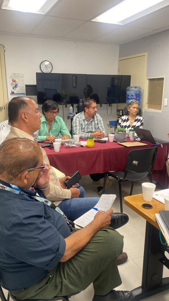 MtroLeonelSnte's tweet photo. El 8  de julio iniciamos las mesas de trabajo con los Subdelegados del ISSSTE JALISCO, actividades que continuamos el 6 de agosto del año en curso. 

Está primera mesa está dedicada a  las demandas de municipios y regiones que atiende la Clínica 3 (Tonalá, Tlaquepaque, Ciénega y Altos Sur). 🏥

Felicito el posicionamiento de mis compañeros del Colegidos de Seguridad Social y Coordinadores(a) de Región.  🤝

¡¡¡Exigimos a nombre de todas y todos los trabajadores de la educación  quienes puntualmente cada quincena aportamos al ISSSTE, recibamos también puntualmente la atención médica y medicinas!!! 👩🏻‍⚕️👨🏻‍⚕️

Esta es la nueva etapa de la Sección 16 
UNIDAD y LUCHA hasta recuperar los derechos que arbitrariamente nos quitaron. 

#SNTE16CercadeTi
#MaestroLeonelMayorga