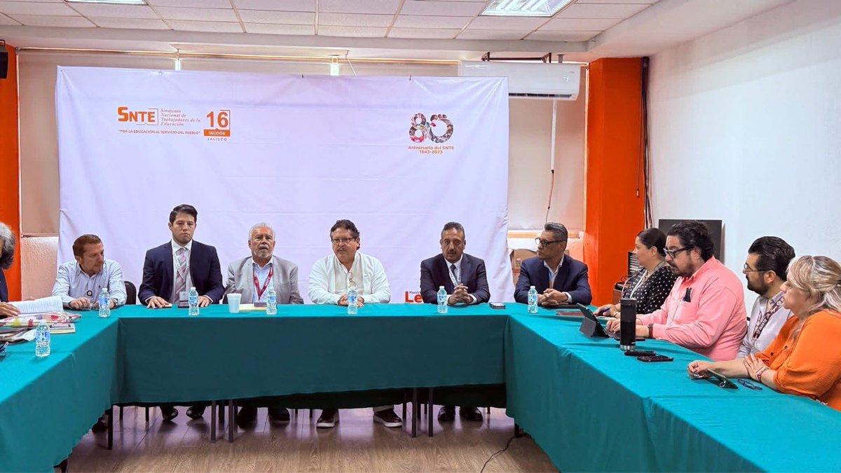MtroLeonelSnte's tweet photo. El 8  de julio iniciamos las mesas de trabajo con los Subdelegados del ISSSTE JALISCO, actividades que continuamos el 6 de agosto del año en curso. 

Está primera mesa está dedicada a  las demandas de municipios y regiones que atiende la Clínica 3 (Tonalá, Tlaquepaque, Ciénega y Altos Sur). 🏥

Felicito el posicionamiento de mis compañeros del Colegidos de Seguridad Social y Coordinadores(a) de Región.  🤝

¡¡¡Exigimos a nombre de todas y todos los trabajadores de la educación  quienes puntualmente cada quincena aportamos al ISSSTE, recibamos también puntualmente la atención médica y medicinas!!! 👩🏻‍⚕️👨🏻‍⚕️

Esta es la nueva etapa de la Sección 16 
UNIDAD y LUCHA hasta recuperar los derechos que arbitrariamente nos quitaron. 

#SNTE16CercadeTi
#MaestroLeonelMayorga
