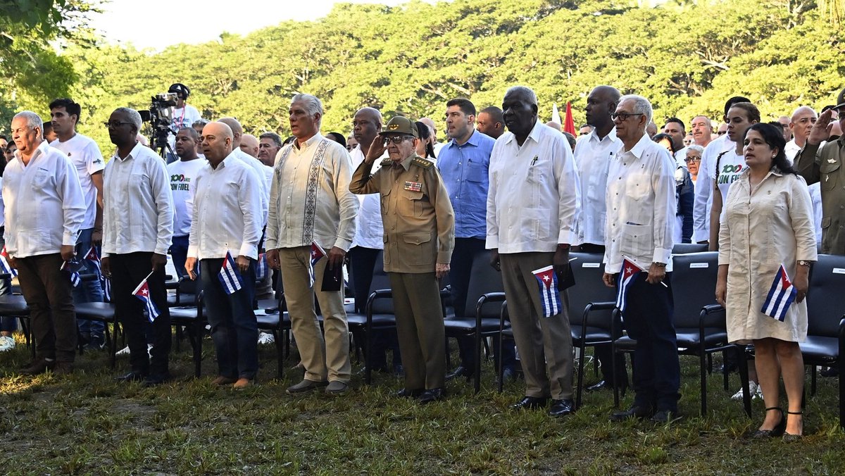 DrRobertoMOjeda's tweet photo. Junto a Raúl y @DiazCanelB participé en el acto en Birán por el cumpleaños 99 de #Fidel. Convocamos a celebrar el Centenario de quien dedicó su vida a luchar por la justicia en #Cuba y el mundo. #100AñosConFidel https://t.co/LEeXZCS7w9