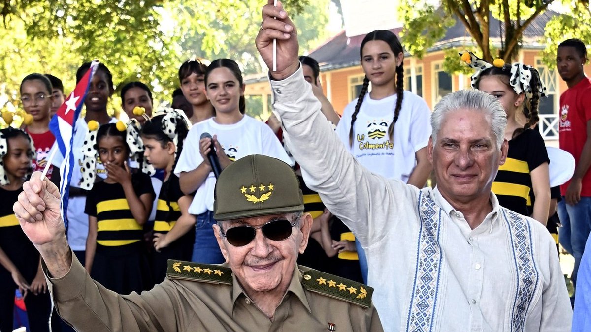 Dr. Roberto Morales Ojeda (@drrobertomojeda) on Twitter photo Junto a Raúl y <a href="/DiazCanelB/">Miguel Díaz-Canel Bermúdez</a> participé en el acto en Birán por el cumpleaños 99 de #Fidel. Convocamos a celebrar el Centenario de quien dedicó su vida a luchar por la justicia en #Cuba y el mundo. #100AñosConFidel Junto a Raúl y <a href="/DiazCanelB/">Miguel Díaz-Canel Bermúdez</a> participé en el acto en Birán por el cumpleaños 99 de #Fidel. Convocamos a celebrar el Centenario de quien dedicó su vida a luchar por la justicia en #Cuba y el mundo. #100AñosConFidel