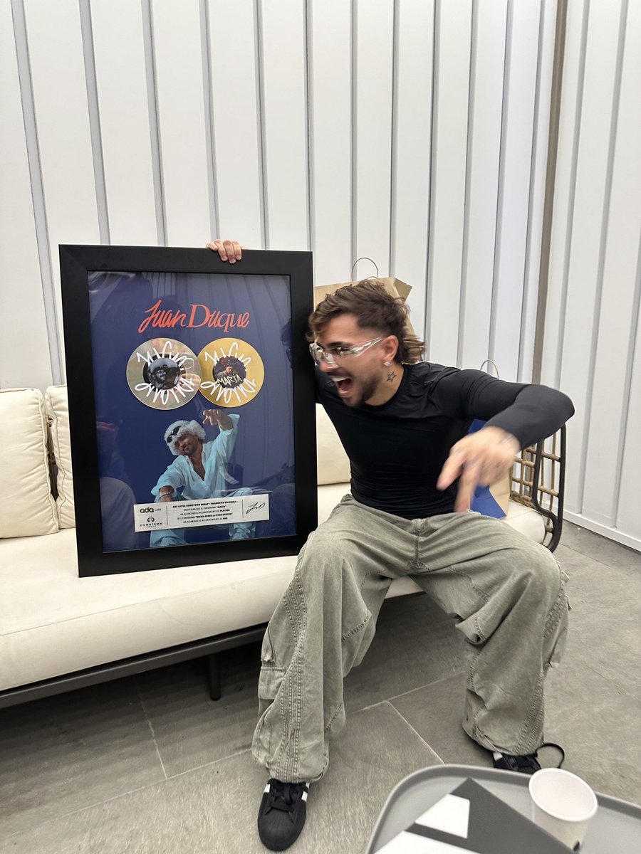 wawawanduque's tweet photo. Disco de ORO y PLATINO pa’ MARINILLA 😭😭😭 Gracias MARIA ❤️‍🩹📀💿 https://t.co/WdXAgfJnCk