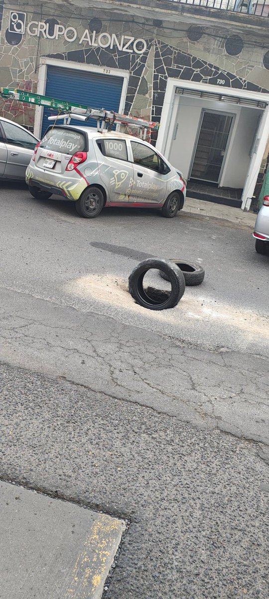 rsanchez_44240's tweet photo. Socavón en calle Cuitláhuac entre Francisco Silva Romero y Gabino Barreda, tiene por lo menos 4 semanas sin ser atendido esto en SR Plaza de la Bandera.
@GuadalajaraGob @siapagdl @Trafico_ZMG https://t.co/J7kbglacKj