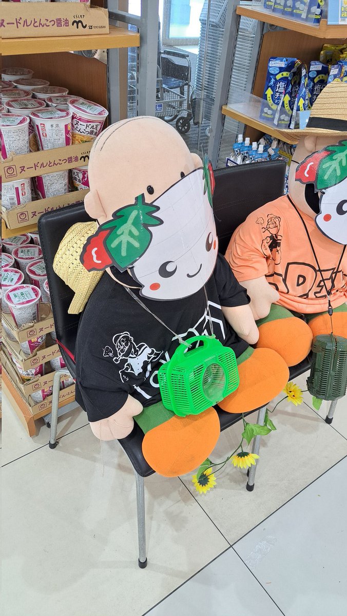 三重県のスーパーではたらく元カールおじさん(三重県ではカールが買えなくなってしまったため、お店の宣伝部に転職)