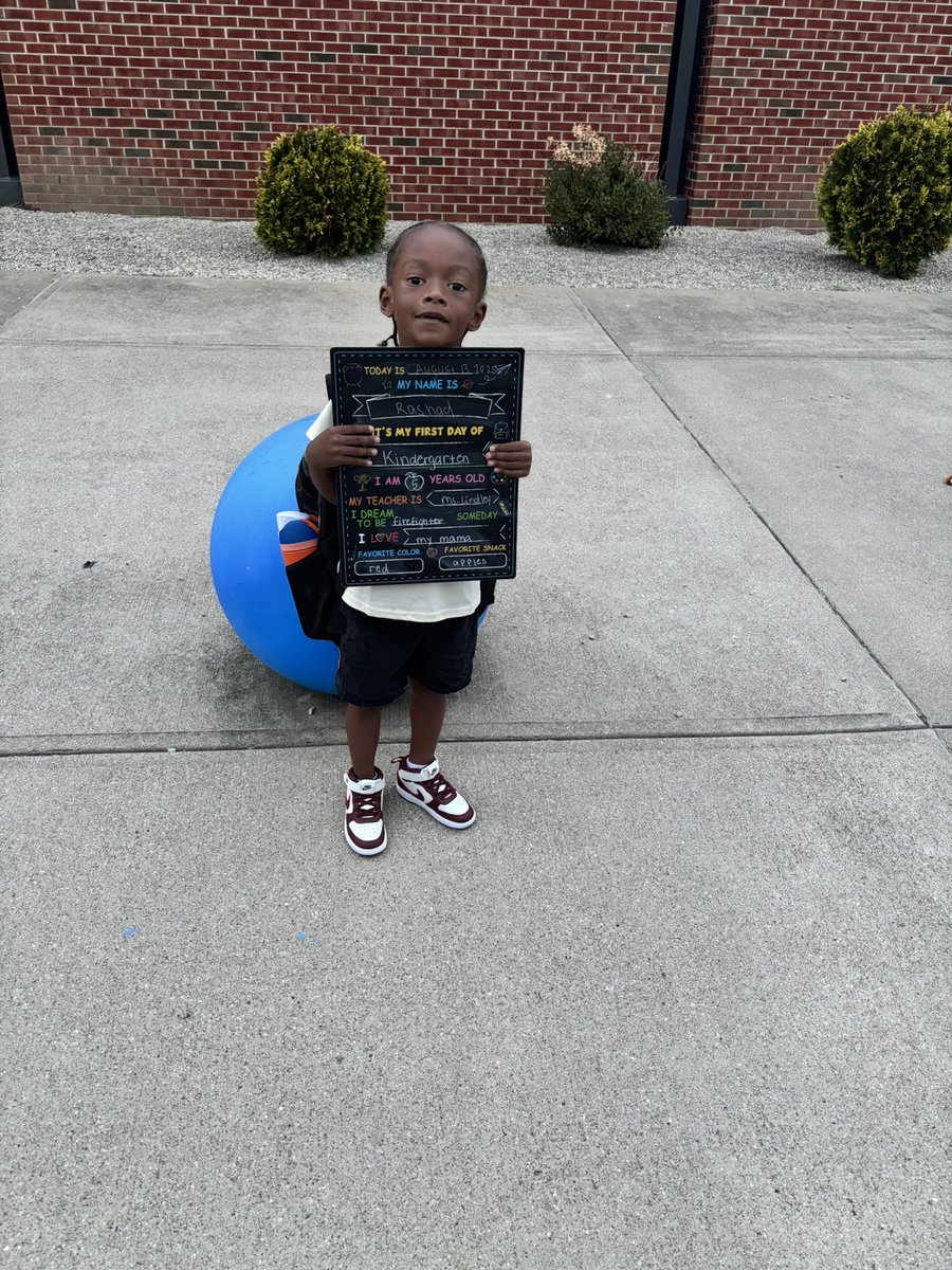 MaiaaD98's tweet photo. Idk how he’s in kindergarten already 😭💙💛 my baby 😫 https://t.co/1YFyl20Hvr