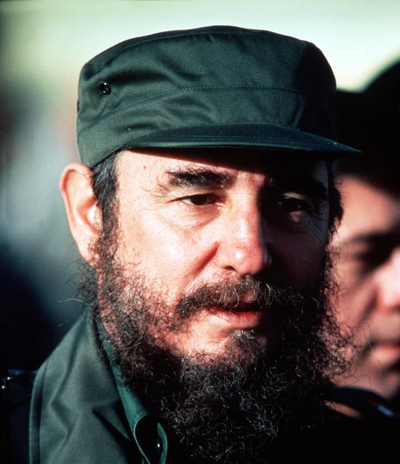 ...Gracias por ser de verdad,
gracias por hacernos hombres,
gracias por cuidar los nombres
que tiene la libertad.
Gracias por tu dignidad,
gracias por tu rifle fiel,
por tu pluma y tu papel,
por tu ingle de varón.
Gracias por tu corazón.
¡Gracias por todo, Fidel!
#100AñosConFidel
