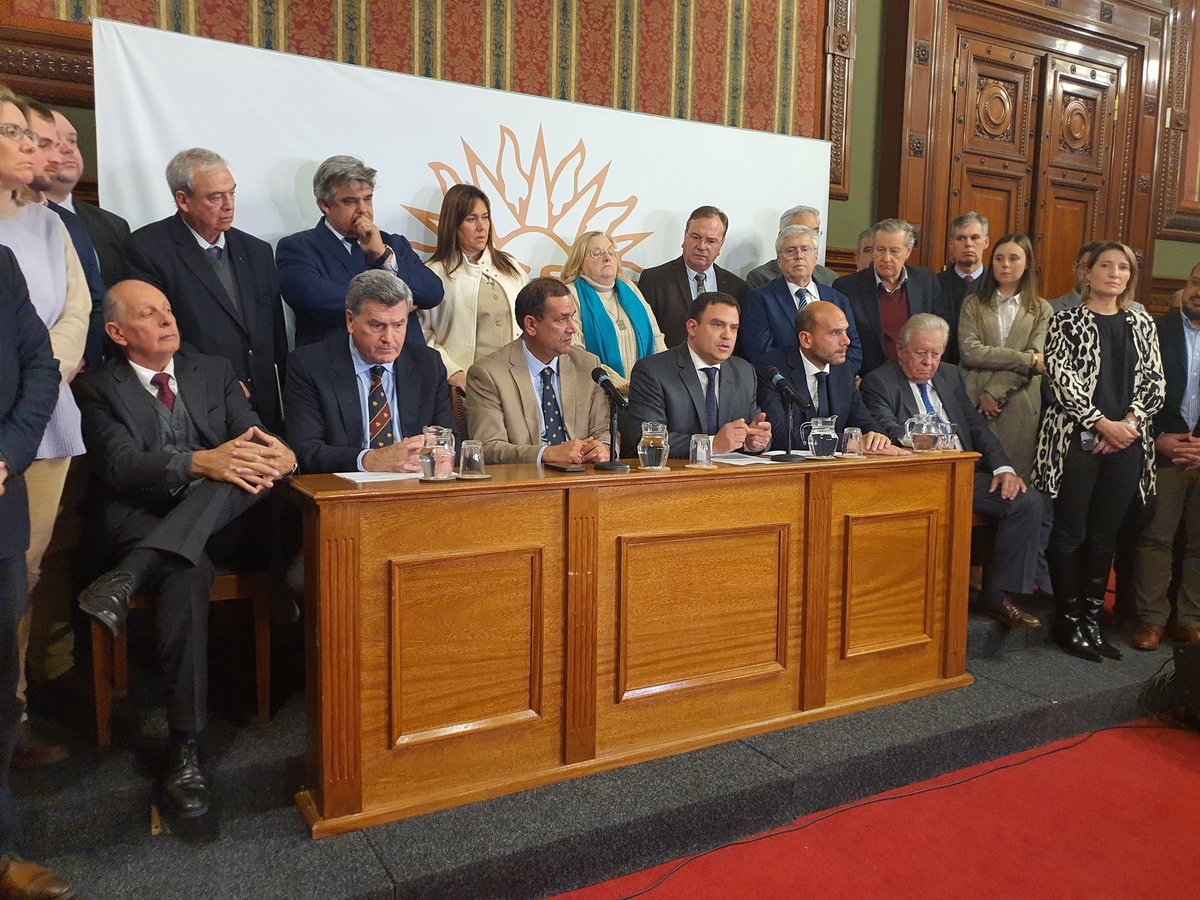 La bancada del <a href="/PNACIONAL/">Partido Nacional</a> y la Coalición Republicana expresaron la disconformidad con la interpelación y gestión del Ministro Fratti, ante la compra de la Estancia "María Dolores".

Se anunció la creación de una comisión investigadora abocada a realizar un seguimiento, haciendo