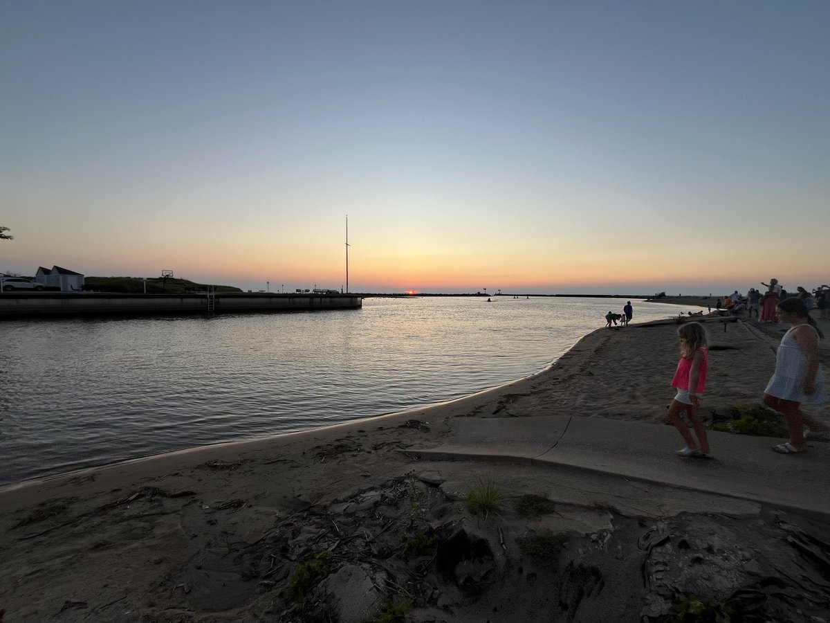 Nwags40's tweet photo. rip obayashi you would’ve loved sunsets in the midwest over the great lakes 🥲 https://t.co/a2PTc6tYjl