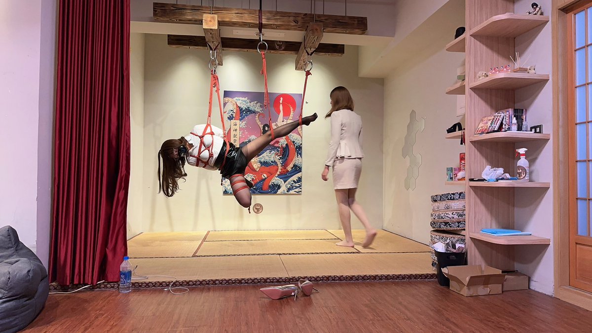 上次綁繩後看到照片覺得身高也差太多了，根本進擊的巨人😂😂，羨慕小涵的身材根本就像女孩子😀😀
<a href="/Kai_BDSMer/">楷繩</a> <a href="/little_han0711/">小涵</a>