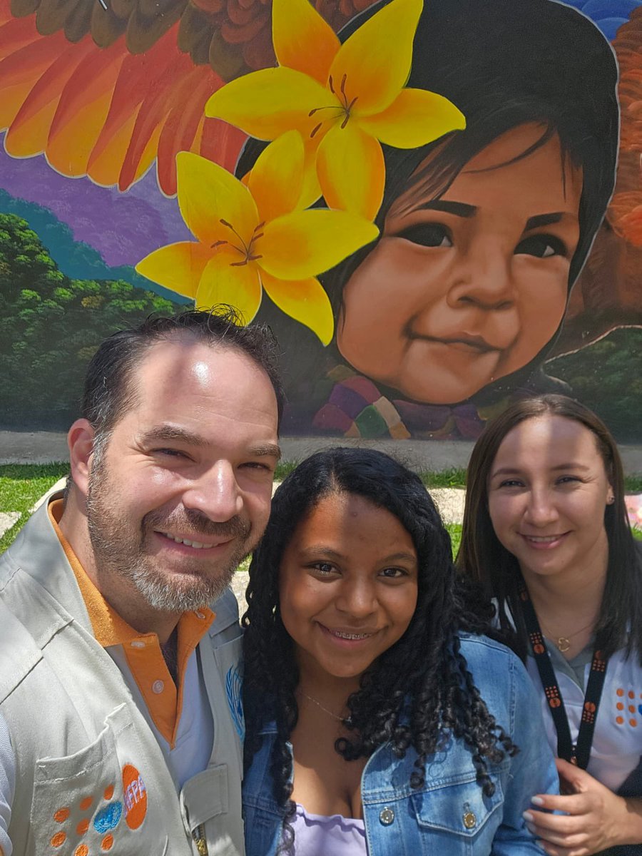 Hoy conocí a Monserrat Claros , una chava increíble de San Juan, Intibucá. 

Se lanzó con una canción para prevenir embarazos en adolescentes. Me encanta ver cómo las juventudes siguen soñando en grande y trabajando por un municipio con menos embarazos y más oportunidades.