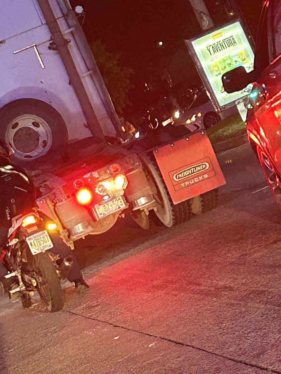 valeriamflo's tweet photo. Cabezal haciendo doble linea y parando el trafico para cruzar a la izquierda en Semáforo de la Puma - La Gloria sin hacer la linea donde corresponde e inlcuso bloqueando una ambulancia. Placa C87 523 @VMTElSalvador  @PNCSV  #TRAFICO_SV #elsalvador https://t.co/aVKlqAqwD8