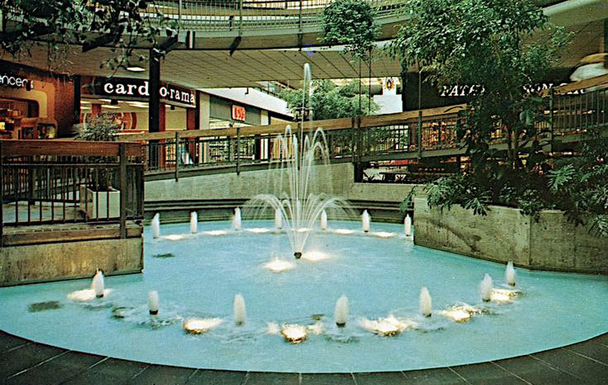 RetroNewsNow's tweet image. ⛲️1980s Mall Fountain