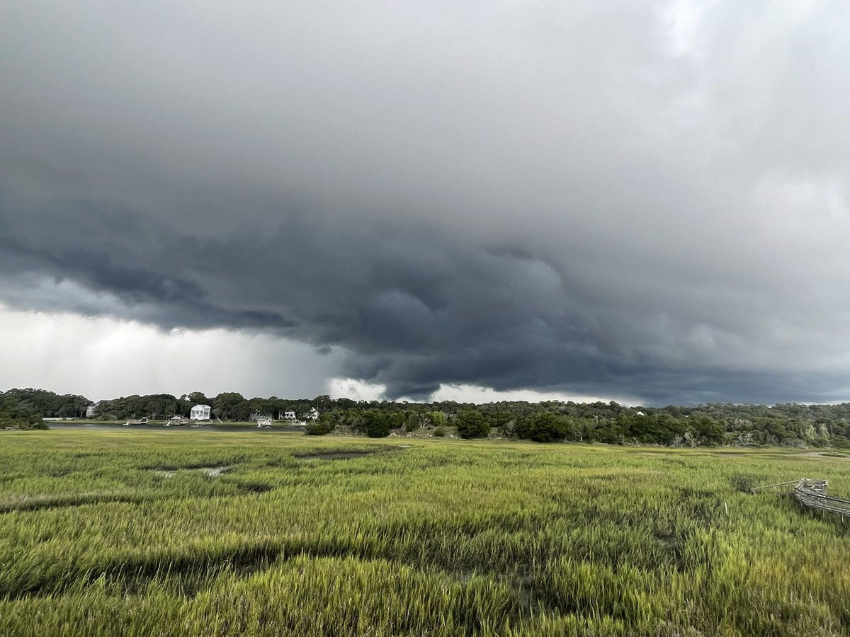 Robin Tice -Haines captured a shelf cloud and rain shaft as a storm rolled into Holden Beach this afternoon. #WECTwx #ILMwx