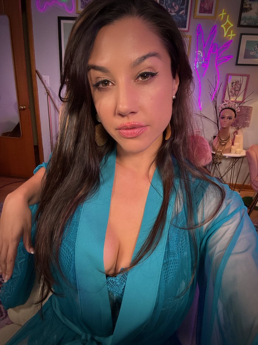 Live now: twitch.tv/cearalynch