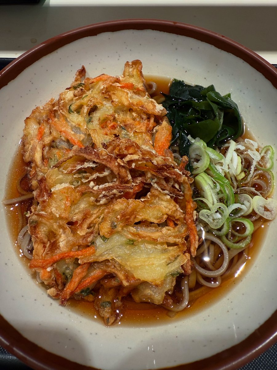 03440407's tweet photo. ちょいと贅沢に天ぷらそばに更にかき揚げ入れてみました。ってか麺変わったよね。美味かったです👍#富士そば　#天ぷらそば https://t.co/JgNFiY21HE