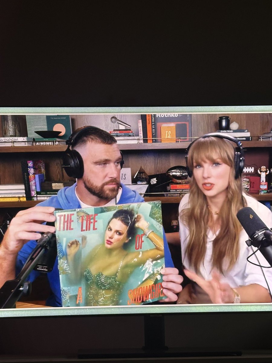 SparkinLark's tweet photo. This man is the kid in elementary school during a group project holding the presentation while the girl that did all the work tells us all about  it 😂😂😂😂😂 @newheightshow https://t.co/qTvclj97Me