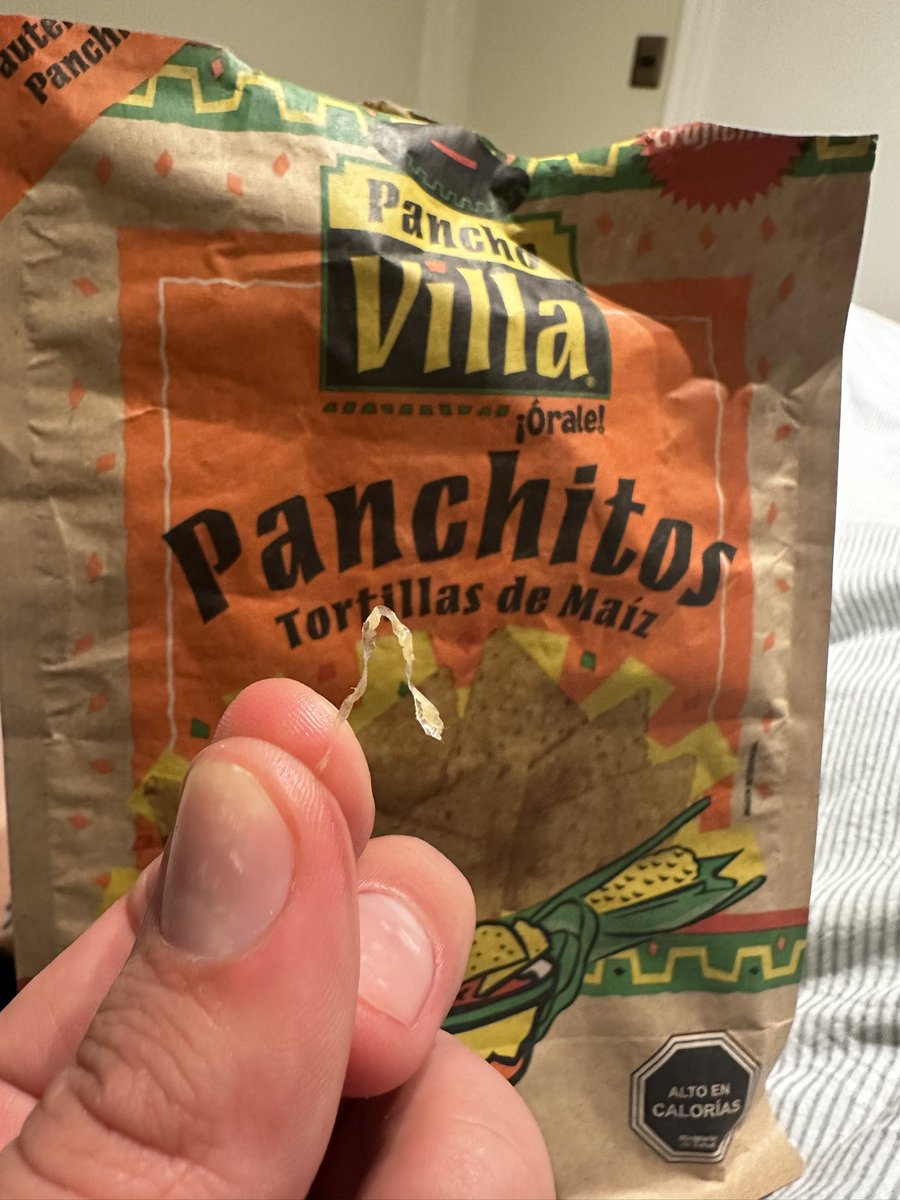 Imthelongboard's tweet photo. @CocinadeVilla estoy comiendo Panchitos y un snack se me engancha este plástico. https://t.co/QqeK9Tmq7B