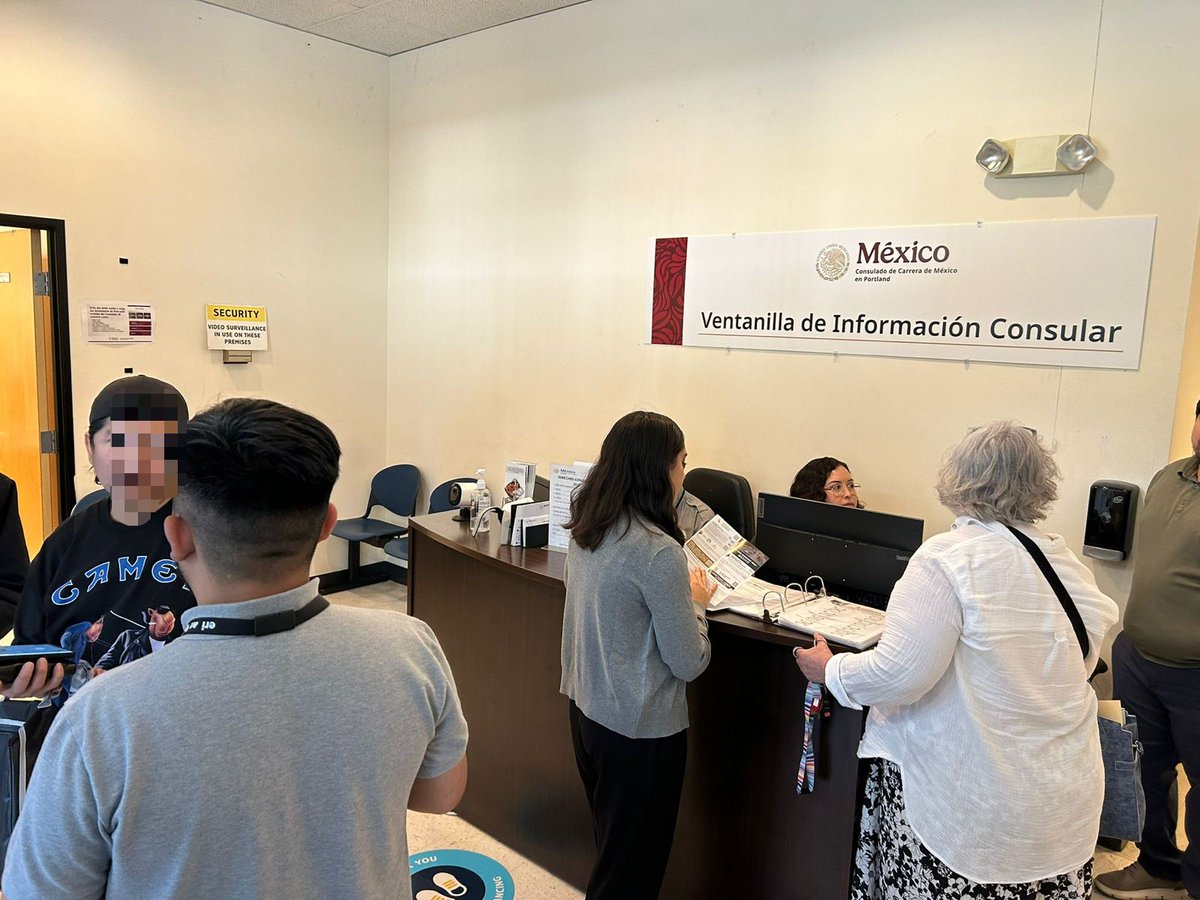 Otro productivo día en nuestra #VentanillaDeInformaciónConsular #VIC, espacio que brinda asesoría personalizada para realizar tus trámites consulares. Somos un #ConsuladoDePuertasAbiertas preparado para brindarte un servicio de calidad✨
#TrámitesConsulares #AcércateATuConsulado