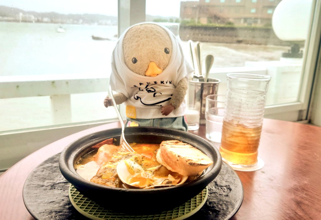 でんしゃのて うみべのれすとらん らんち たべてきました ちょと あめふりだたけど ほぺたおちました
#東京トガリ #バーレブリ 
#ラ・マーレ