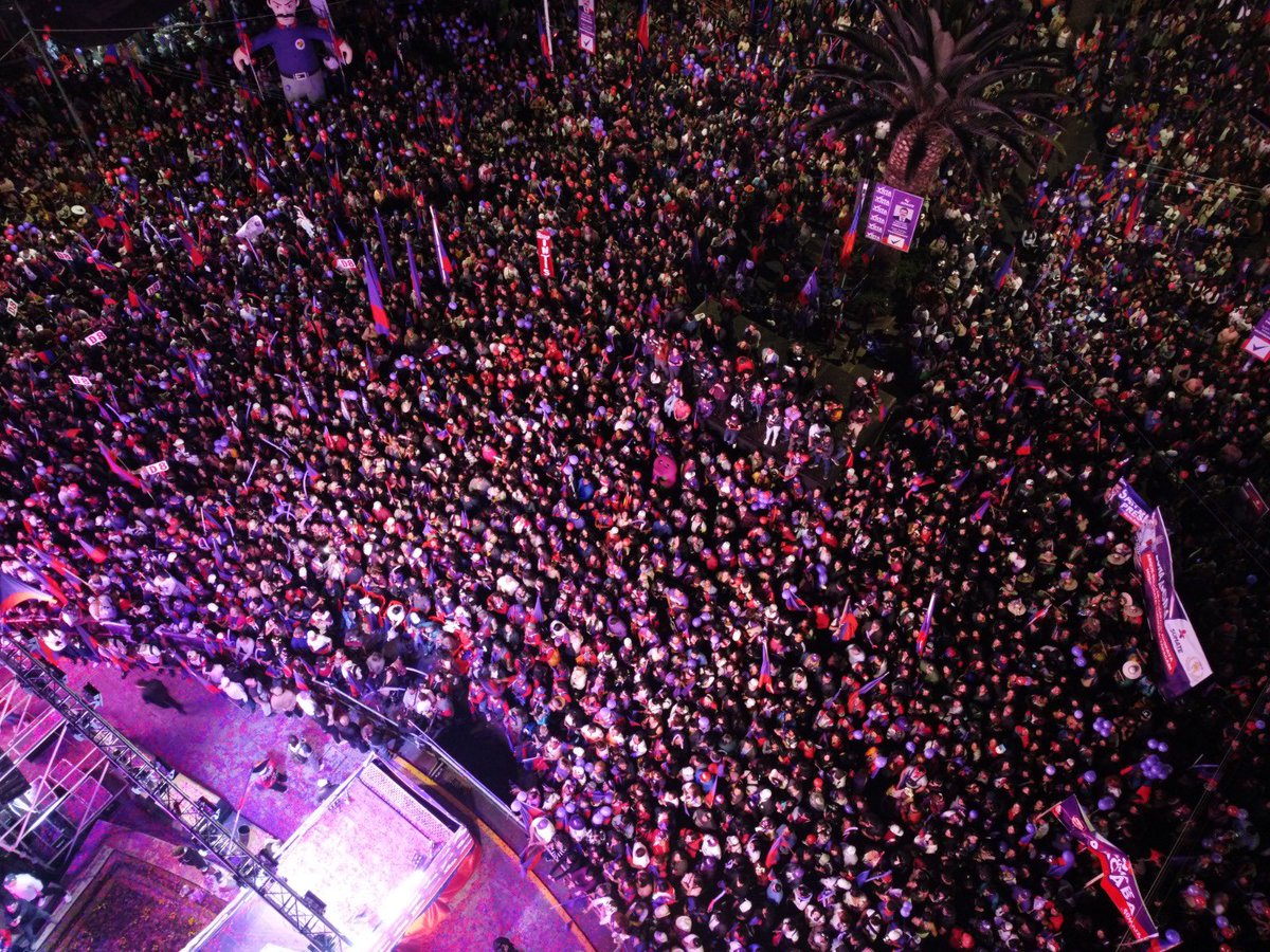 SumateBolivia's tweet photo. ✨¡100.000 personas en nuestro cierre de campaña empujan a Manfred hacia la victoria el 17 de agosto! 💜

#ManfredPresidente #VotaMorado #VotaManfred #Bolivia #Cochabamba #LaFuerzaDelPueblo #HastaLaVictoria https://t.co/tlJqCv5oXQ