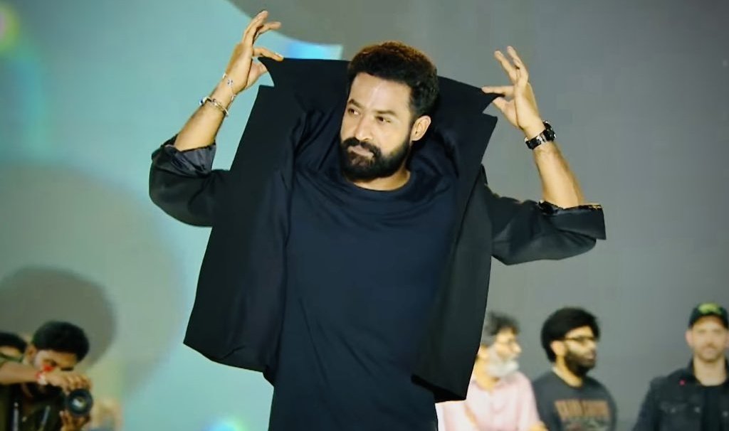 mplNTRfans's tweet photo. BANGER.... BANGER 🐯💥💥💥

First half done. Another winner in hands ✊🏻
2nd half just indhulo 75% match chesina chalu 😌

Get ready to raise the collars ✅

@tarak9999 #War2
#BlockbusterWAR2 https://t.co/Jo0S60o4Tv