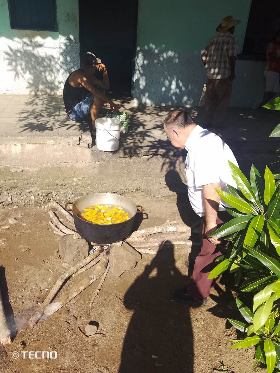 FajardoKar27220's tweet photo. Los trabajadores de UEB René Ramos de Comercio de Las Mercedes rinden homenaje a nuestro Comandante en su 99 aniversario de su natalicio con una feria para la comunidad #ComercioMaso
#ComercioCuba
#BorgesOlivero
#GECOG https://t.co/izftVI2tRm