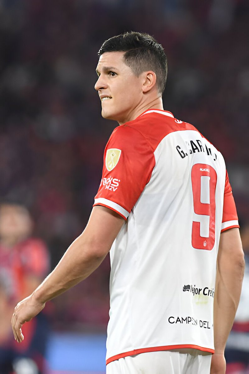 Dios si existe, juega en Estudiantes y usa la 9.