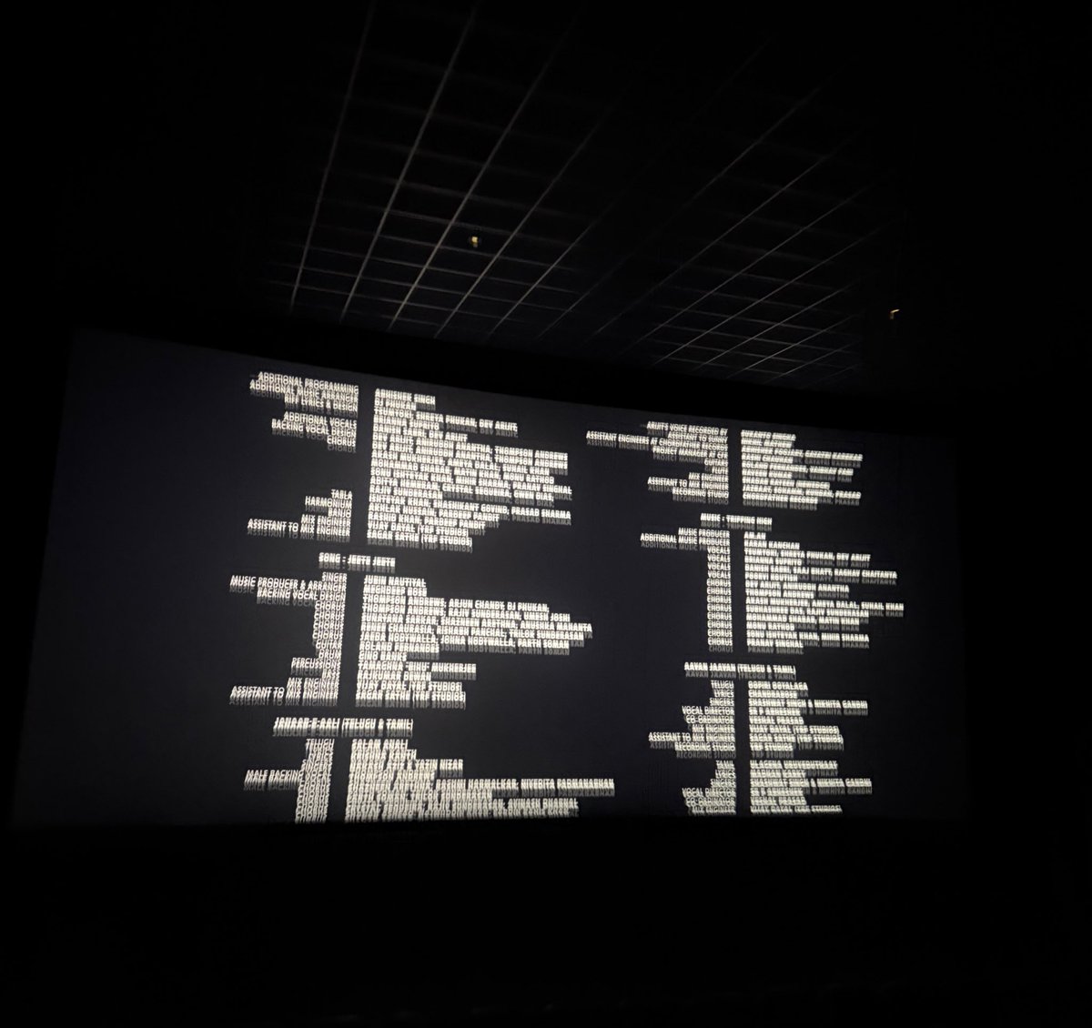 iamn3el's tweet photo. #War2Review : Opens new horizons for Spy Universe, nothing forced staying exceptionally true to story! Twists that keep you entertained to end and beyond. Action larger than life, scale grandest! Music surreal. Locations breathtaking. Entertainment to the core. Builds up. https://t.co/DZb4uUj51R