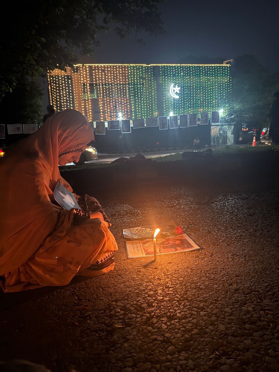 ایک طرف ملک کی سڑکیں اور عمارتیں جشنِ آزادی کی روشنیوں میں نہا رہی ہیں، دوسری طرف اسلام آباد کی سڑک پر بیٹھی ایک بلوچ لڑکی ہاتھ میں اپنے پیاروں کی تصویریں لیے ان کی بازیابی کی امید میں شمع جلائے بیٹھی ہے۔ یہ منظر ہمیں یاد دلاتا ہے کہ آزادی کا اصل مطلب تب ہی پورا ہوتا ہے جب ہر گھر
