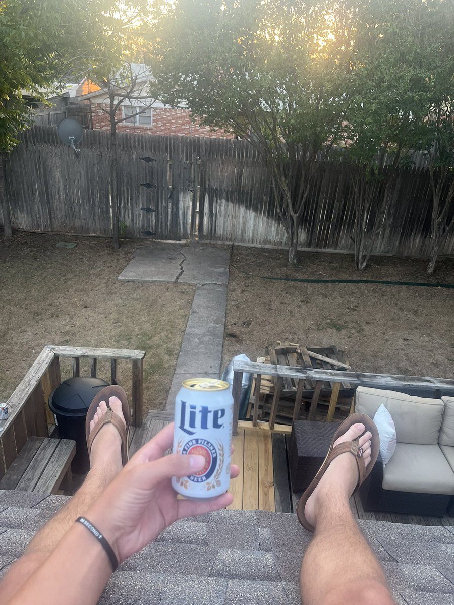 adolflogsdon's tweet photo. Roof beer https://t.co/5SEyxlxtma