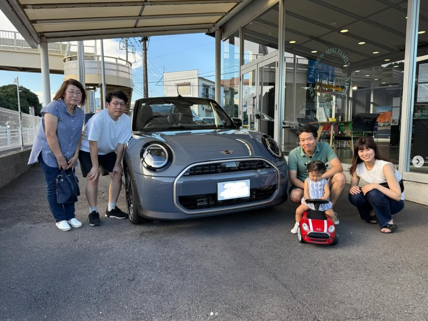 GlanzMini's tweet image. 【MINI松戸】
祝・ご納車！！
先日ご納車したK様の納車写真です🤳
MINI COOPER CONVERTIBLE C
ボディーカラーは専用色のコッパーグレー、落ち着いた雰囲気ながら個性が際立つとてもカッコいいMINIです！

おめでとうございます🎊

#mini松戸 #納車 #miniconvertible #f67 #オープンカー