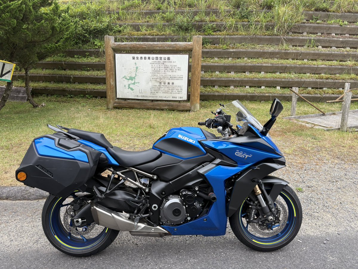 HatiRider's tweet photo. 三重の青山高原に来たけど、ガスってて何も見えんw
伊勢湾・富士山ビューポイントってなってるけど50m先も見えんwww
風車群もあるらしいのだが全く見えねぇーーーーwwww https://t.co/hnVt7lPnUz