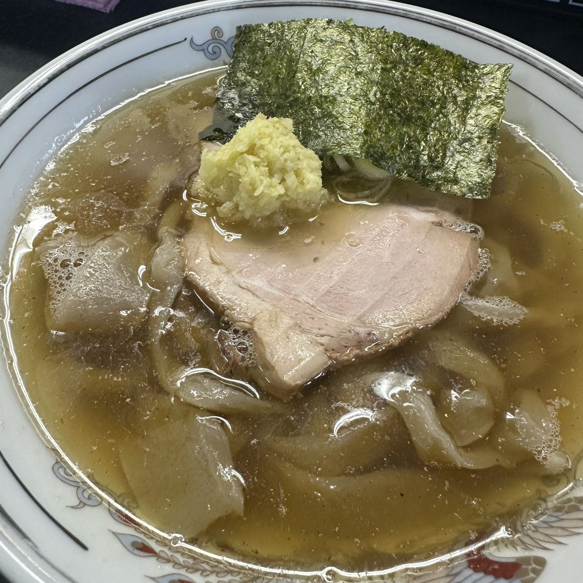 flour works@飯能市（7/13）

しょうが

もちもちりとコシのある手揉み極太平打ち麺🍜
咀嚼する度に小麦を感じられる🌾

煮干しと動物系の旨味が調和した白醤油スープが旨い🐟
煮干しの香りもとても良く甘みほんのり、じんわり沁みる😌

豚チャは薫香良い👌🏻
生姜がめちゃ合う🫚

最高に美味しかった🌟