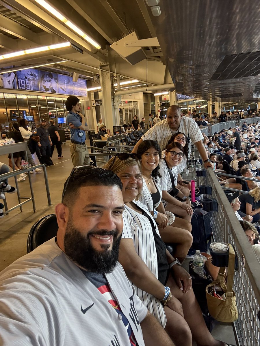 willebeamen's tweet photo. #RepBx GO YANKEES!!!! https://t.co/YuKtx9kiz1