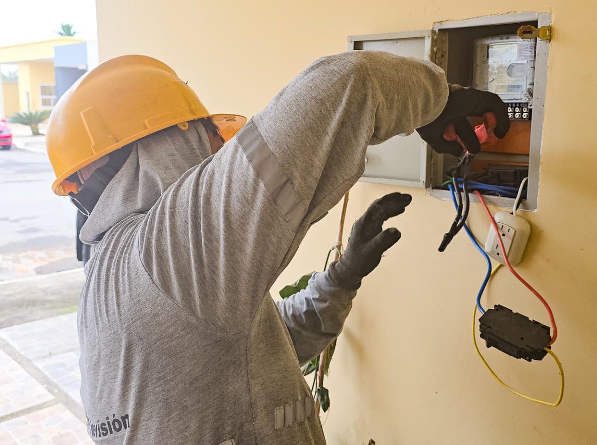 CNEL_EP's tweet photo. ✅ EL ORO 👷🏽‍♂️

En el cantón Santa Rosa, nuestro equipo del área comercial llevó a cabo una jornada de socialización sobre la regularización de nuevos suministros eléctricos, e instaló 50 medidores en dos sectores de la ciudad que no contaban con este servicio.

Además, se ejecutó un operativo integral contra el hurto de energía, que incluyó inspecciones domiciliarias, detección de conexiones irregulares y revisión del estado de las acometidas. Como resultado, se identificaron 6 empalmes informales que comprometían la calidad y continuidad del suministro, representaban un riesgo para los usuarios y generaban pérdidas tanto para la empresa como para la comunidad.