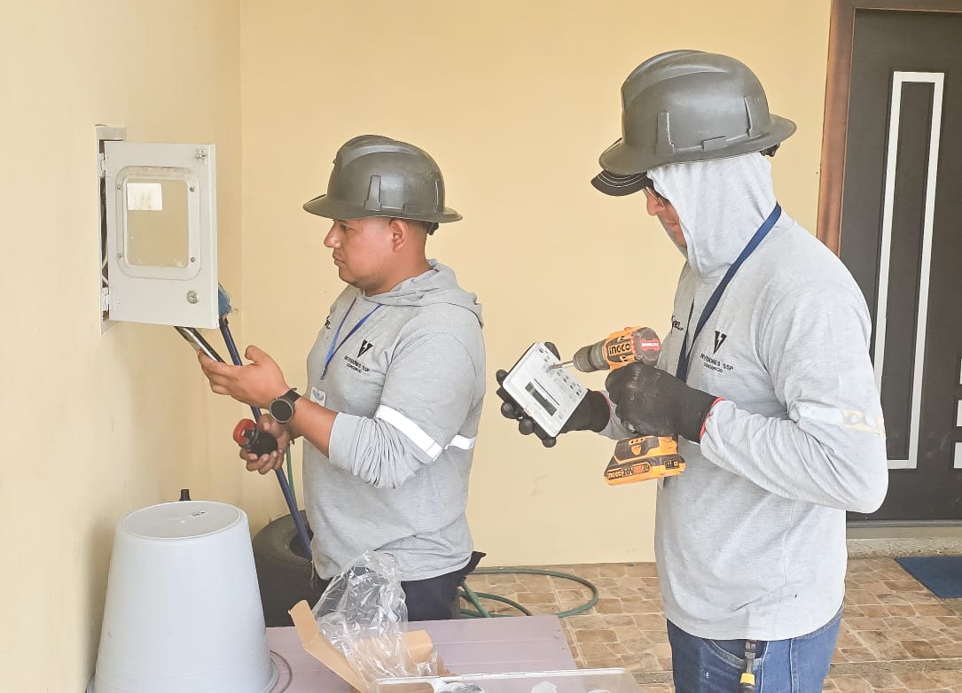 CNEL_EP's tweet photo. ✅ EL ORO 👷🏽‍♂️

En el cantón Santa Rosa, nuestro equipo del área comercial llevó a cabo una jornada de socialización sobre la regularización de nuevos suministros eléctricos, e instaló 50 medidores en dos sectores de la ciudad que no contaban con este servicio.

Además, se ejecutó un operativo integral contra el hurto de energía, que incluyó inspecciones domiciliarias, detección de conexiones irregulares y revisión del estado de las acometidas. Como resultado, se identificaron 6 empalmes informales que comprometían la calidad y continuidad del suministro, representaban un riesgo para los usuarios y generaban pérdidas tanto para la empresa como para la comunidad.