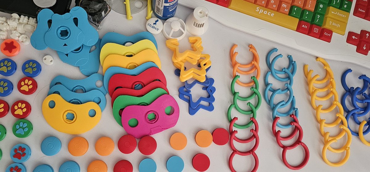 HELLO EVERYONE! I AM BACK FROM A SHORT HIATUS TO FOCUS ON MY JOB💙💙💙

I will be reopening for limited commission slots here soon! In the meantime, I WILL BE SELLING PACIS AT #IFC THIS WEEKEND! If you're attending, stop by and say hi!