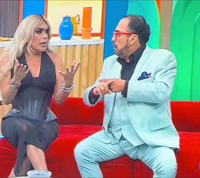 Pura pedacera en <a href="/Televisa/">Televisa</a> 

Ya nada más les falta que metan a cuadro al viejo naco y estupido de Don Beto CU. 

Con razón Martinoli y Luis García no llenan de pasarles la verga por la cara.