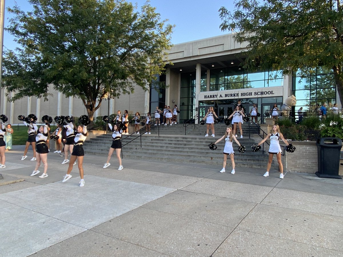 drasmussen43's tweet photo. Brutus B Bulldog was excited to welcome our Freshman back to school π€π Cheer, Dance and Band did their part π€π #WeAreBurke #WeBarkTogether https://t.co/Rno8DDOMqp