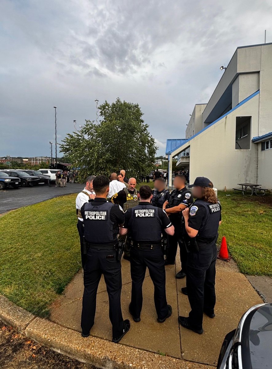 DEAHQ's tweet photo. Leading from the front: DEA Administrator Terry Cole as the @DCPoliceDept Interim Commissioner strategizing with DEA SAC Frank Tarentino & MPD Executive Assistant Chief Andre Wright before heading onto the streets of DC. #MakingDCSafeAgain #GodBlessLE https://t.co/rHoLya6PKK