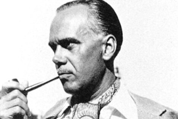 Murió lejos de su tierra
pero no de sus recuerdos
Llevó en su viaje,
torturadas las memorias,
atormentándose por dentro.

De su obra, sus palabras.
De su vida, sus silencios.

<a href="/FerranGarrido/">Ferran Garrido Machado</a>
 A #LuisCernuda
En'#LaAusenciaHabitada'