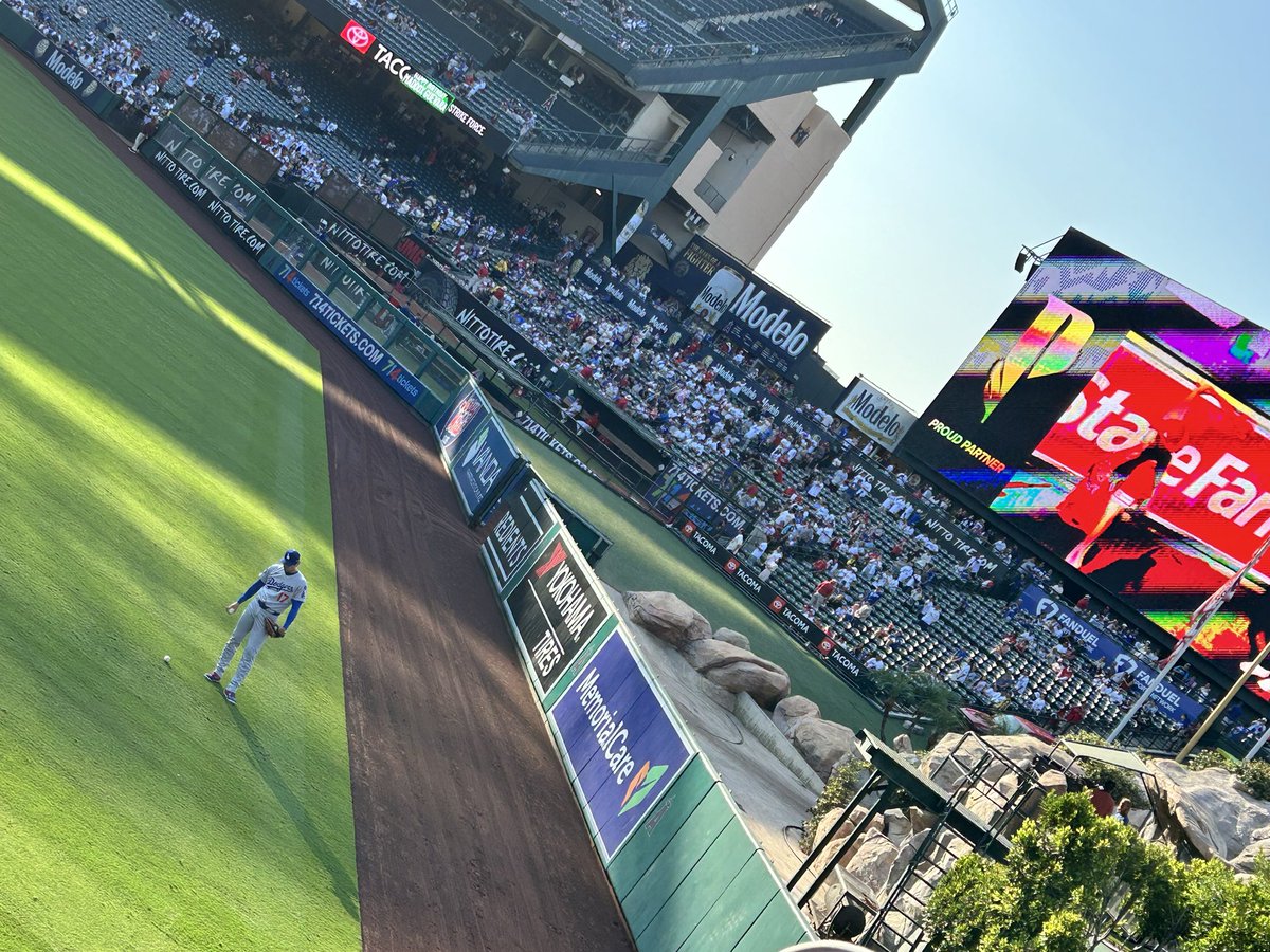 ninhydring01's tweet photo. エンゼルススタジアムで大谷観戦中
まさかの大谷登板日になり生二刀流を見てきます！ https://t.co/B5P4hlkfZa