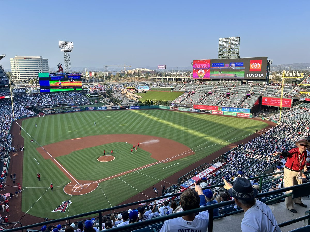 ninhydring01's tweet photo. エンゼルススタジアムで大谷観戦中
まさかの大谷登板日になり生二刀流を見てきます！ https://t.co/B5P4hlkfZa