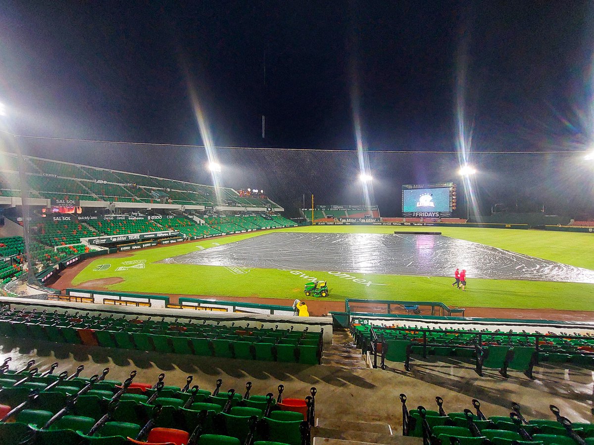 DiablosRojosMX's tweet photo. Así están las cosas en Yucatán 🌧️ La lluvia se ha detenido, si no vuelve, el juego dará inicio a las 8:10 p.m. https://t.co/mLLVitwECh