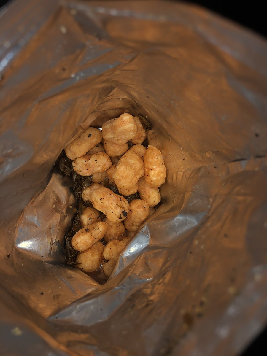 fourty5_'s tweet photo. Bought peanut ruffs from food city opposite Suva bus stand 
And I was greeted with a wonderful family of cockroaches 🤣🤣I almost finished it then I noticed “THEY” were inside 
QAI VIA KASIVI SA BERA🤣🤣MUJU VI CAI https://t.co/BVI5R4mz7r