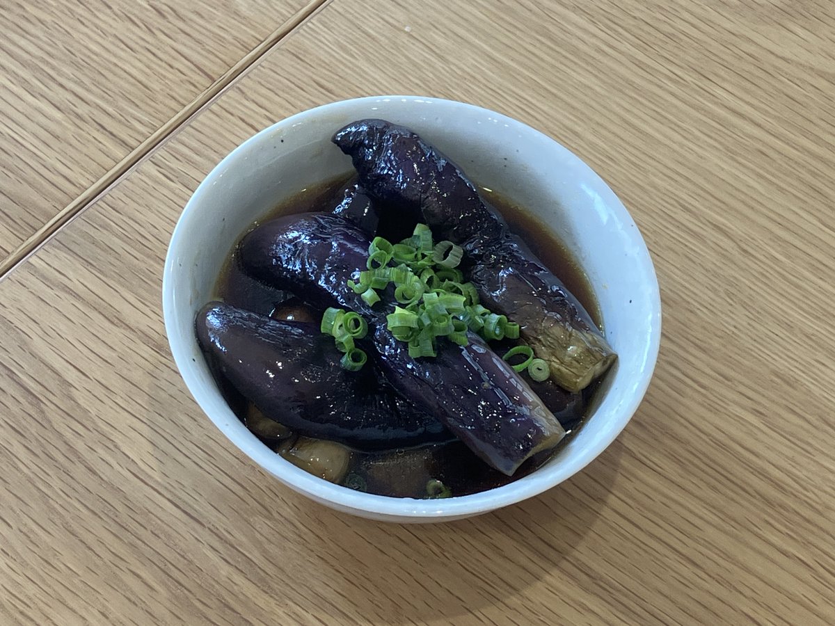 zennoh_food's tweet image. 電子レンジでナスの煮びたしが作れます！ナスを切り、耐熱容器に入れごま油をかけて600Wで3分。その後、調味料（めんつゆ2倍濃縮大さじ3、みりん大さじ2、しょうゆ大さじ1、砂糖小さじ1、酢小さじ1、しょうがチューブ5センチ、水を足して計180ml）をかけてさらに600W3分。お手軽で美味しいのでぜひ🍆