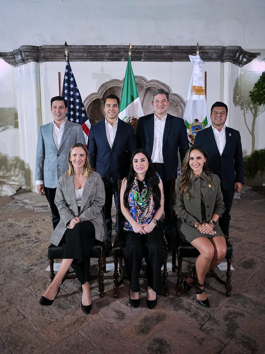 Felipe Fernando Macías (@felifermacias) on Twitter photo Seguimos construyendo puentes para que Querétaro tenga más inversión, desarrollo y oportunidades para las familias.
Nos reunimos con Silvio I. González, Ministro Consejero para Diplomacia Pública de la <a href="/USEmbassyMEX/">Embajada EU en Mex</a>, con el objetivo de fortalecer lazos que nos permitan seguir Seguimos construyendo puentes para que Querétaro tenga más inversión, desarrollo y oportunidades para las familias.
Nos reunimos con Silvio I. González, Ministro Consejero para Diplomacia Pública de la <a href="/USEmbassyMEX/">Embajada EU en Mex</a>, con el objetivo de fortalecer lazos que nos permitan seguir