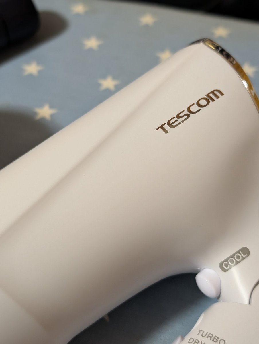 AsterPapillon's tweet photo. ケアライズの
「超音波ヘアアイロン」

TESCOMの
「2.3㎥/mのドライヤー」
乾き方は、驚異の1分以内🤣

あと、
TSUBAKIの
「プレミアムEX リペアマスク」

リペア系は2日に1回と
まあまあなケアしてます〜

MEDULLAのヘアオイルも✨️
髪のパサツキかなり無くなった🫅🏻✨️ https://t.co/XjMH7hLzjF