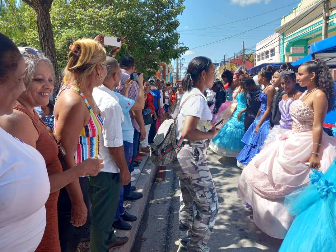 La celebración del cumpleaños 99 de nuestro eterno #Fidel, sirvió de motivación para realizar la fiesta de 15 colectivo de varios adolescentes guantanameros. Felicitaciones.
#Guantánamo
#100AñosConFidel