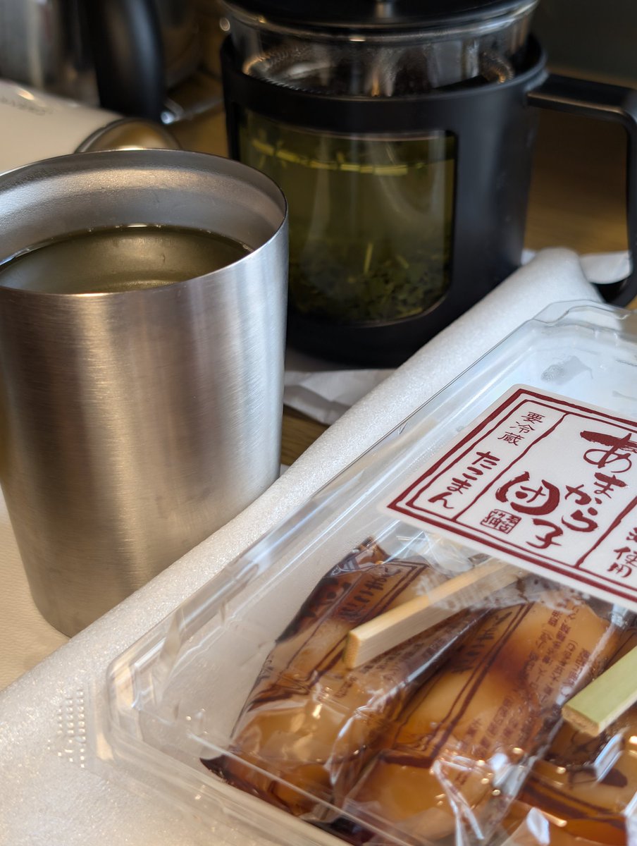 maag5814's tweet photo. 貰い物の団子食べながらお茶してる https://t.co/4ixWDOEhy6